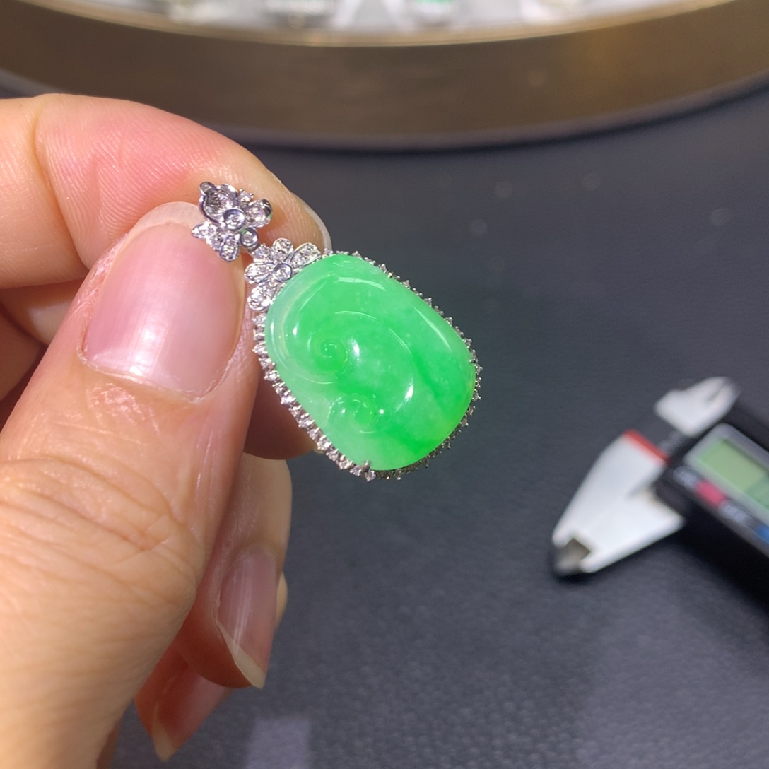 翡翠颈饰18K金镶嵌翡翠