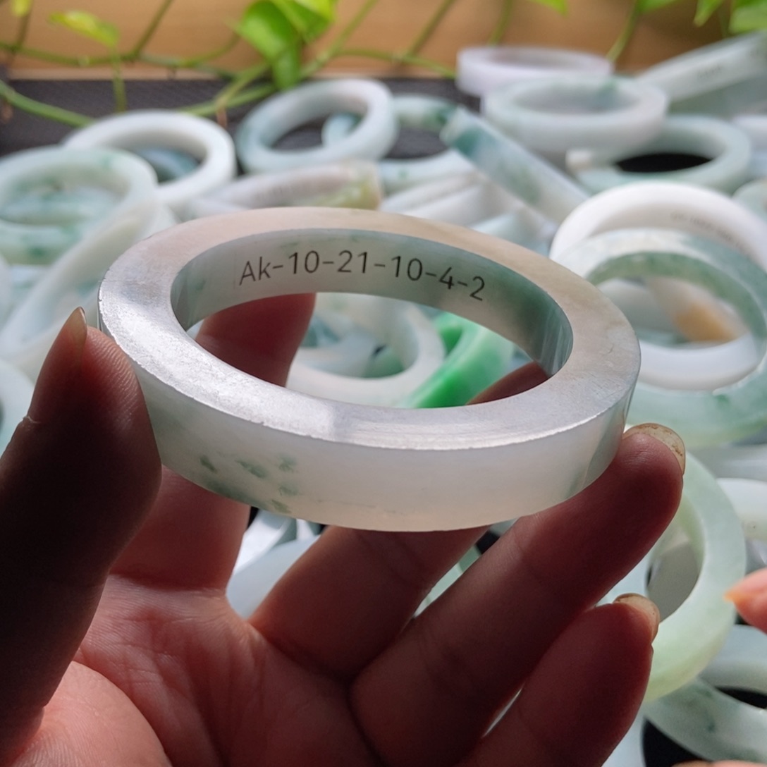 未镶嵌手镯定制翡翠多****?