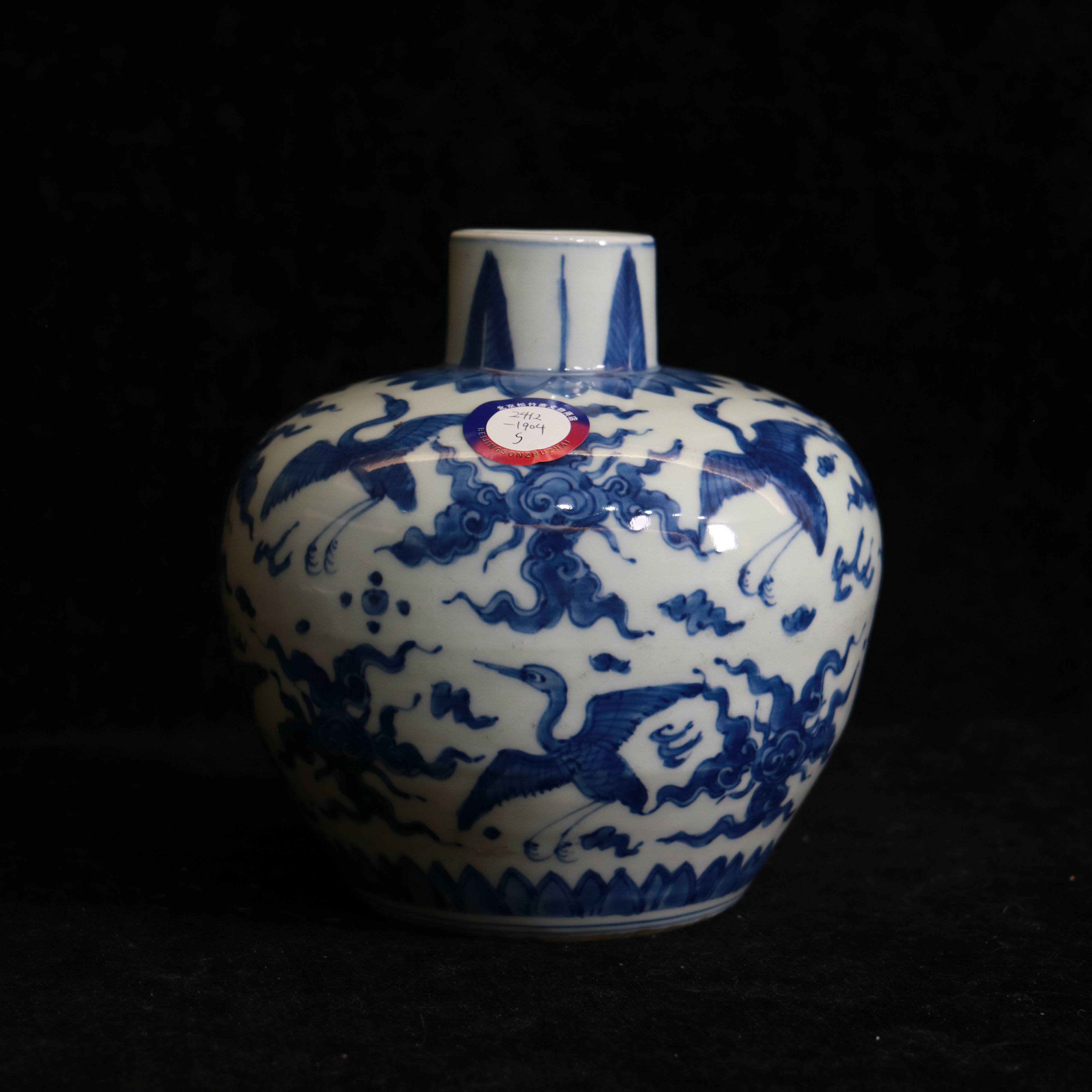 清中期鹤云纹赏瓶