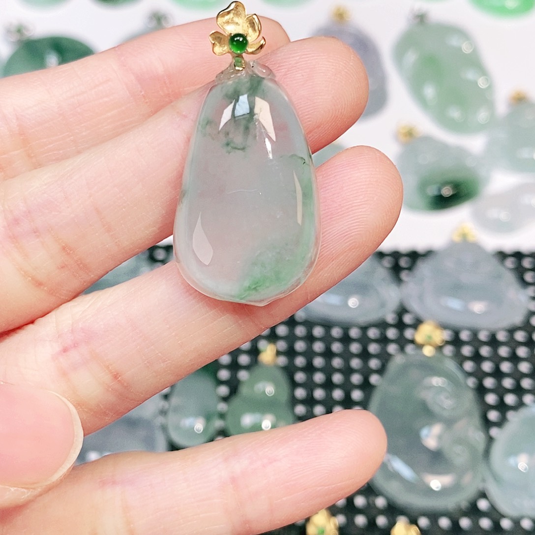 宇***长翡翠18K金镶嵌颈饰