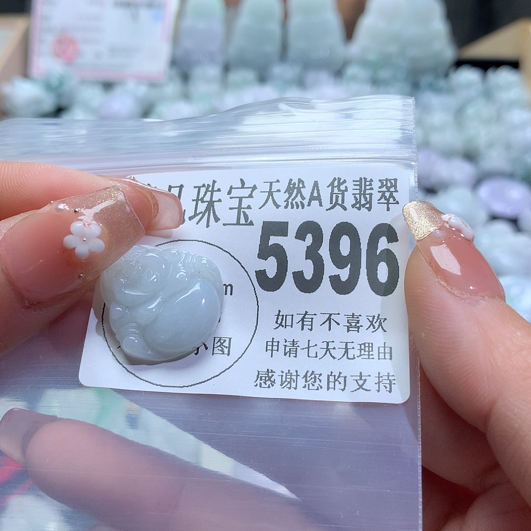 翡翠未镶嵌颈饰，