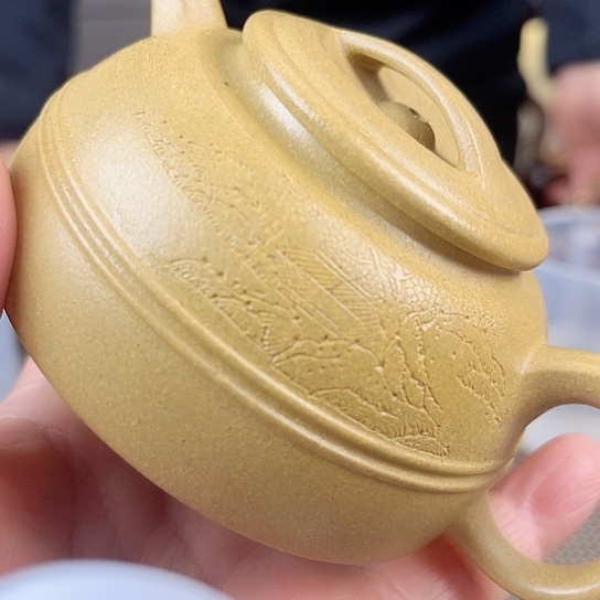 紫砂茶壶玩得很愉快