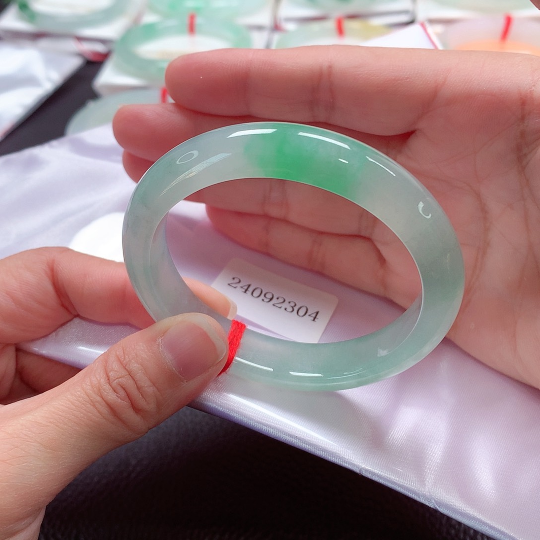 翡翠手镯（贵妃镯）未镶嵌天然A货翡翠手镯  