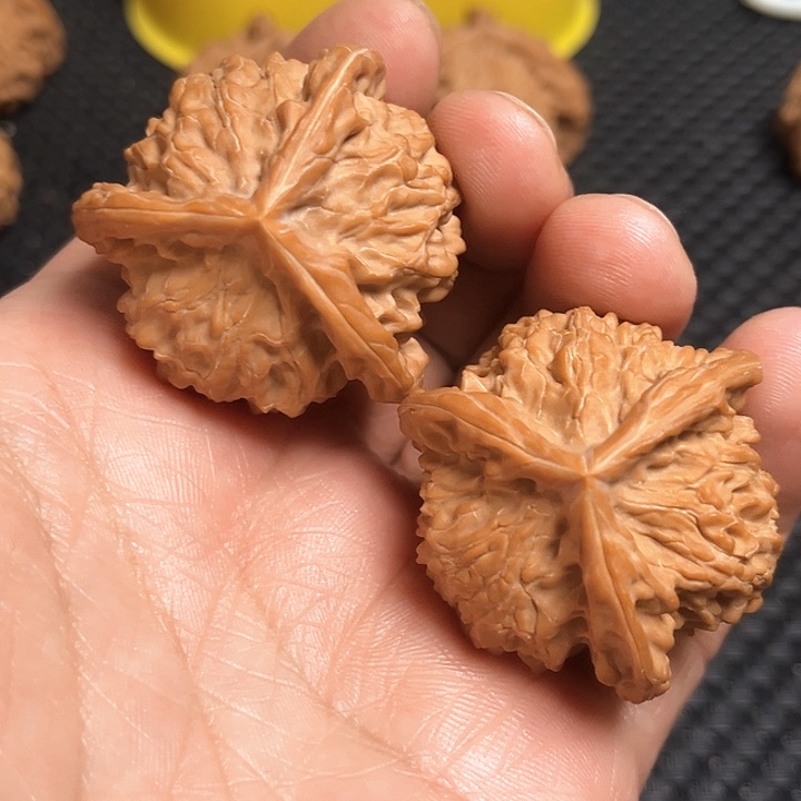 桃核把件了***尚40三棱核桃