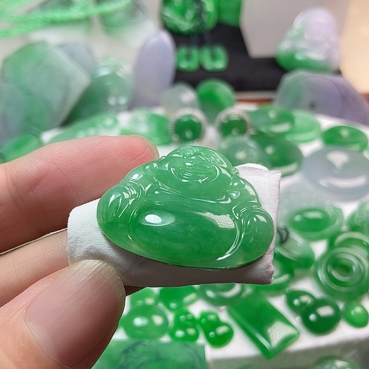 翡翠未镶嵌颈饰佛公