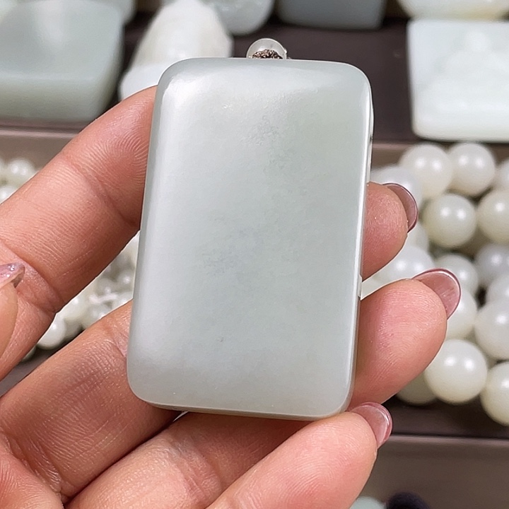 和田玉（糖玉）挂件未镶嵌一****?