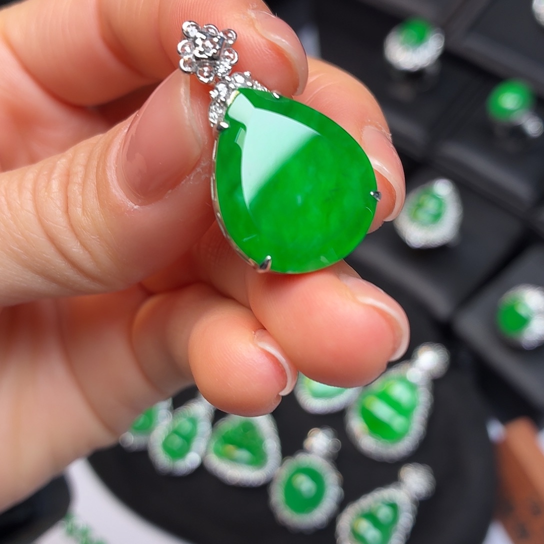 翡翠18K金镶嵌戒指