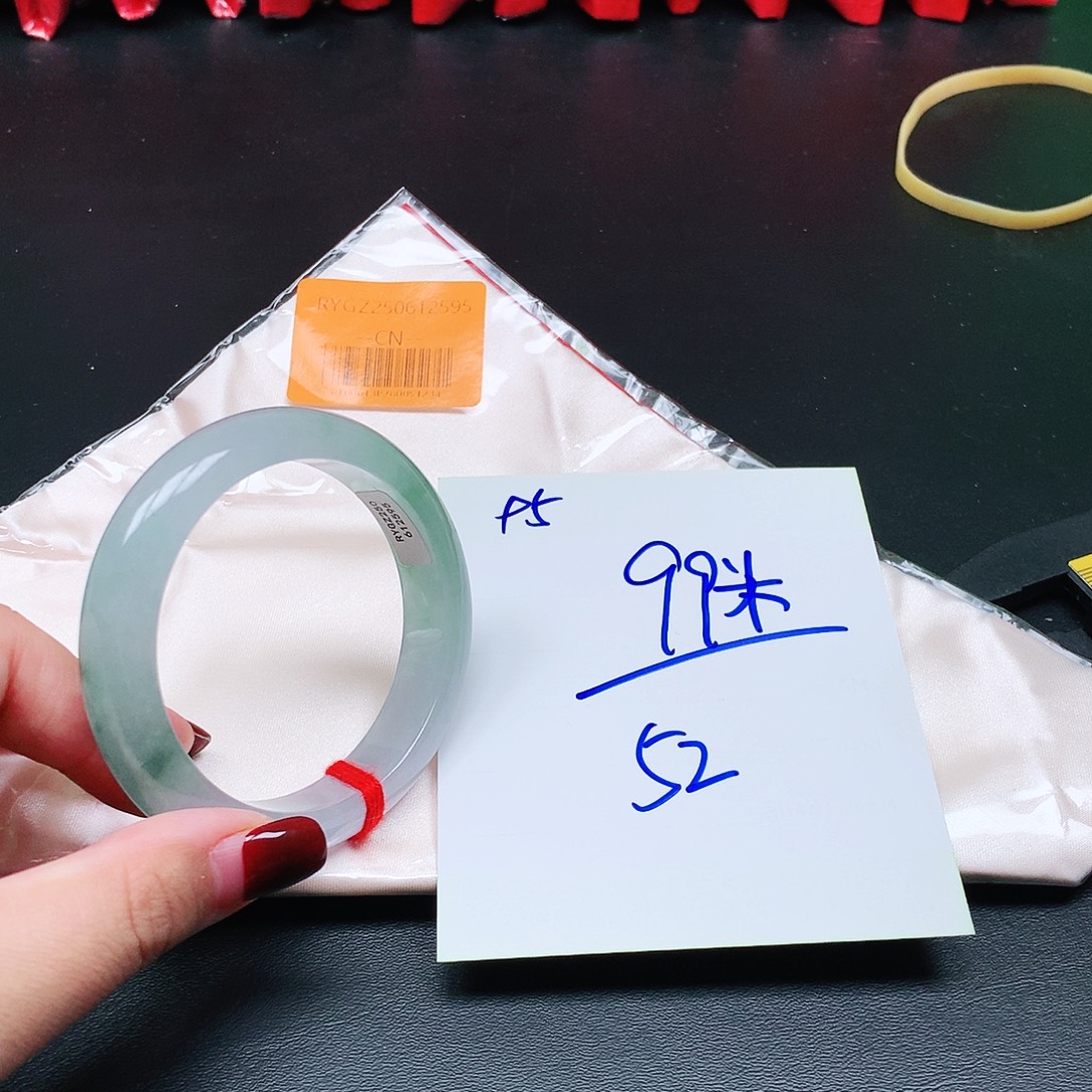 翡翠未镶嵌手镯95。    