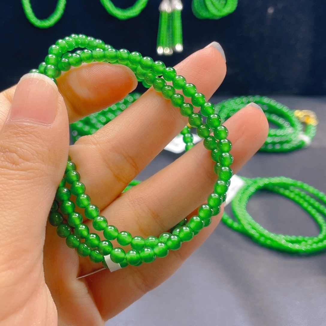 翡翠未镶嵌颈饰     