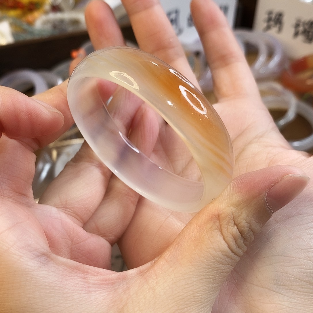 玛瑙/玉髓未镶嵌手镯A820。52.6圈。瑕