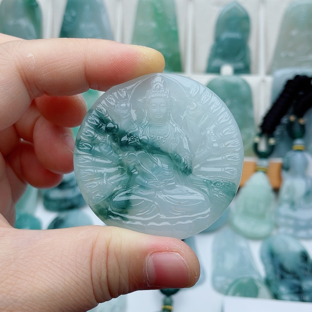 翡翠未镶嵌颈饰千手观音