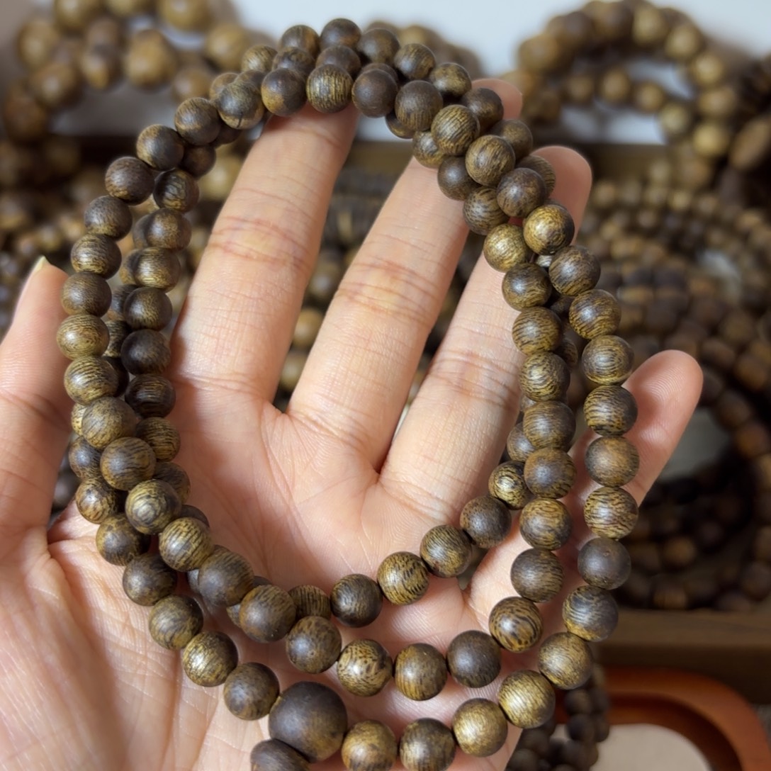 龙***)【艺香阁】海南莺歌绿奇楠0.7mm16g+