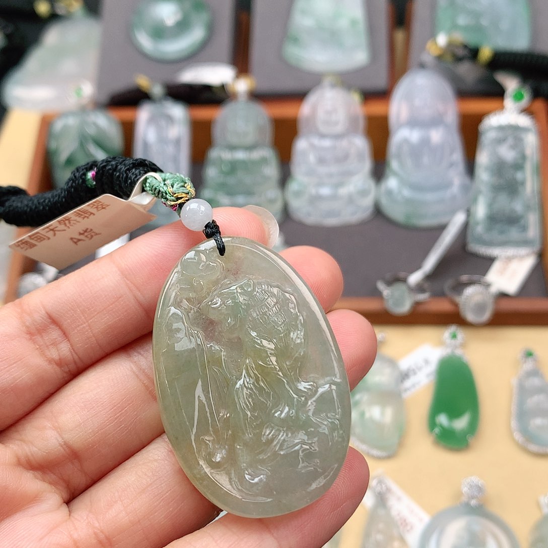 翡翠颈饰未镶嵌虎牌