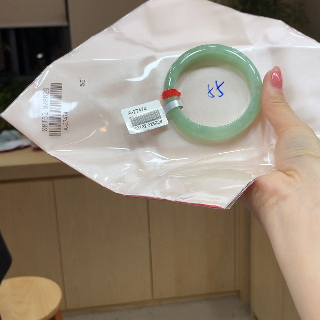 翡翠手镯未镶嵌不退不换