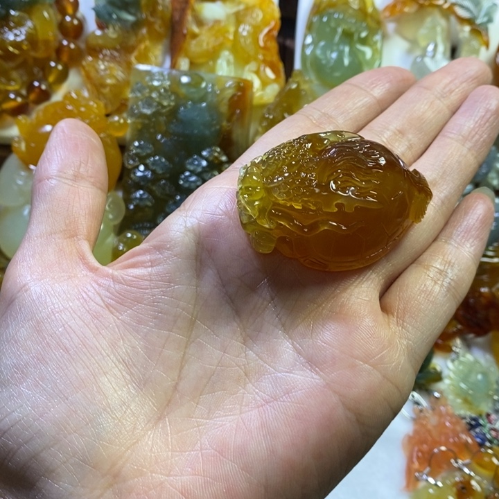 崔***.蛇纹石玉未镶嵌颈饰