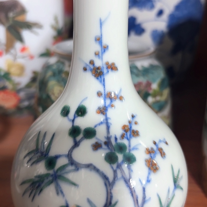 青花斗彩小胆瓶一个