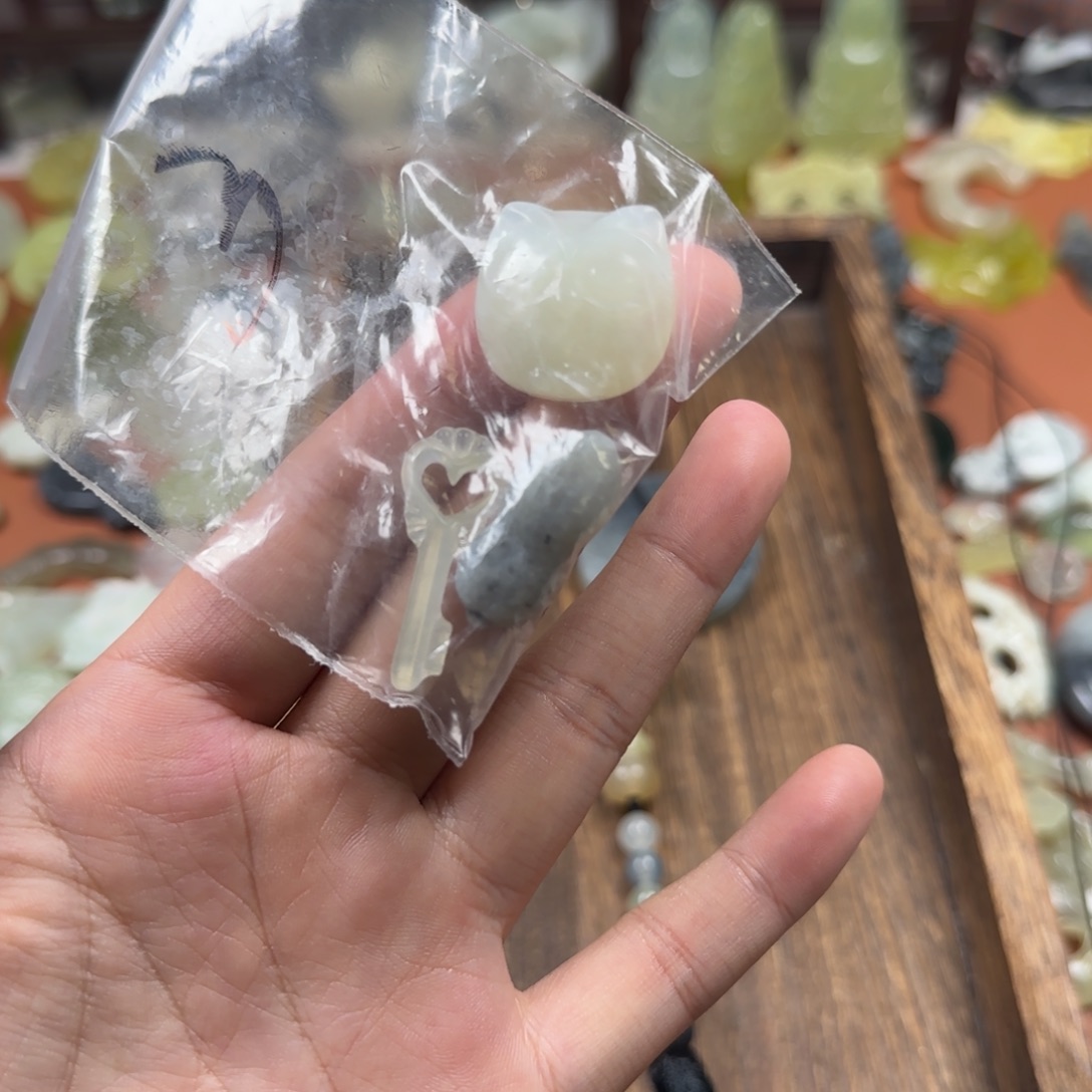 羽***末蛇纹石玉未镶嵌颈饰3米挂件