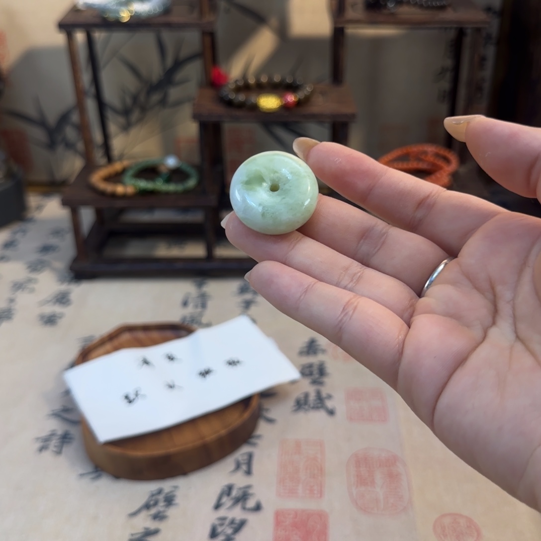 蛇纹石玉颈饰合金