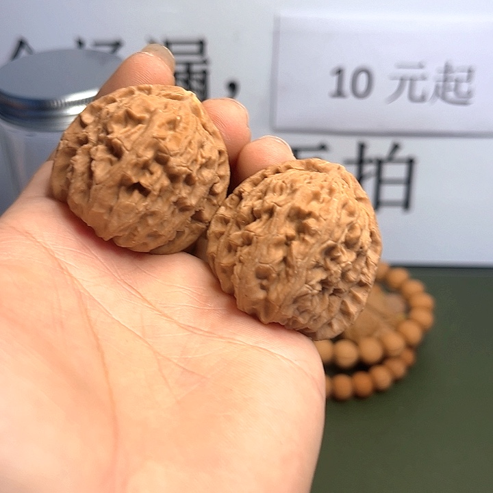 吊坠文玩核桃38号，有瑕，38尺白狮子