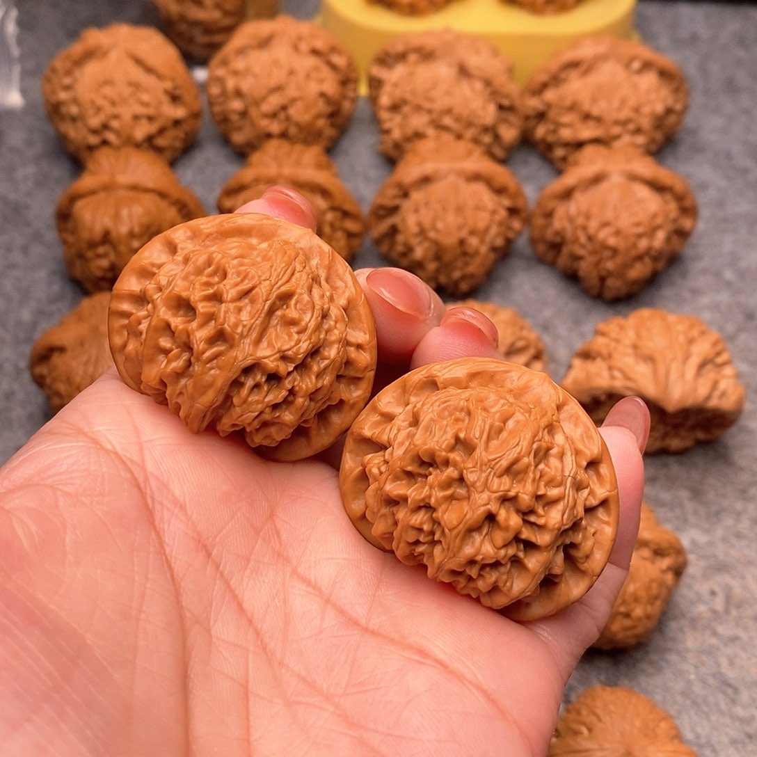 文玩核桃把件精品红皮宫灯40