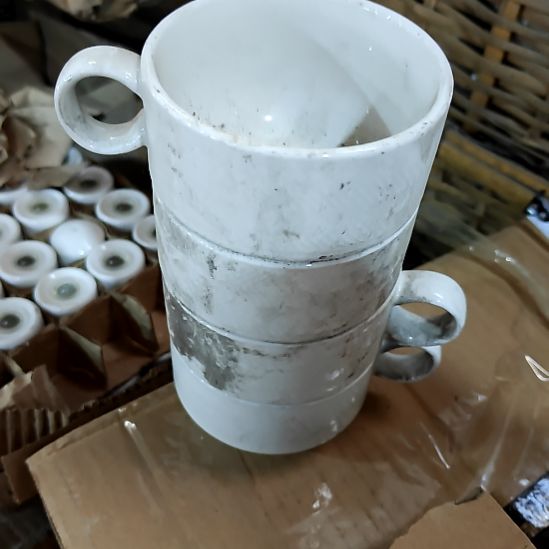 瓷片盘子碗茶壶啥都有