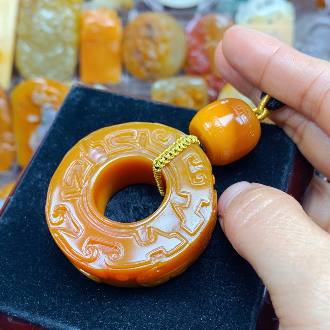 石英质玉（黄龙玉）未镶嵌颈饰