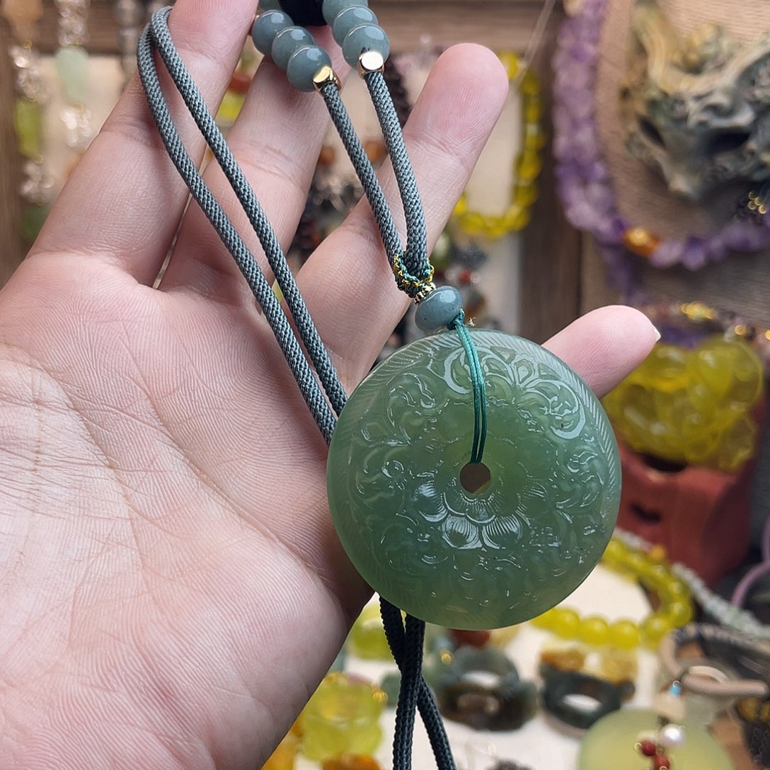 未镶嵌蛇纹石玉吊坠