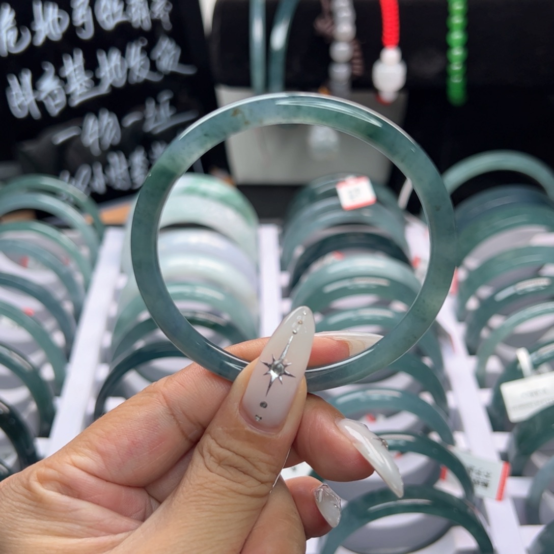 翡翠手镯未镶嵌翡翠