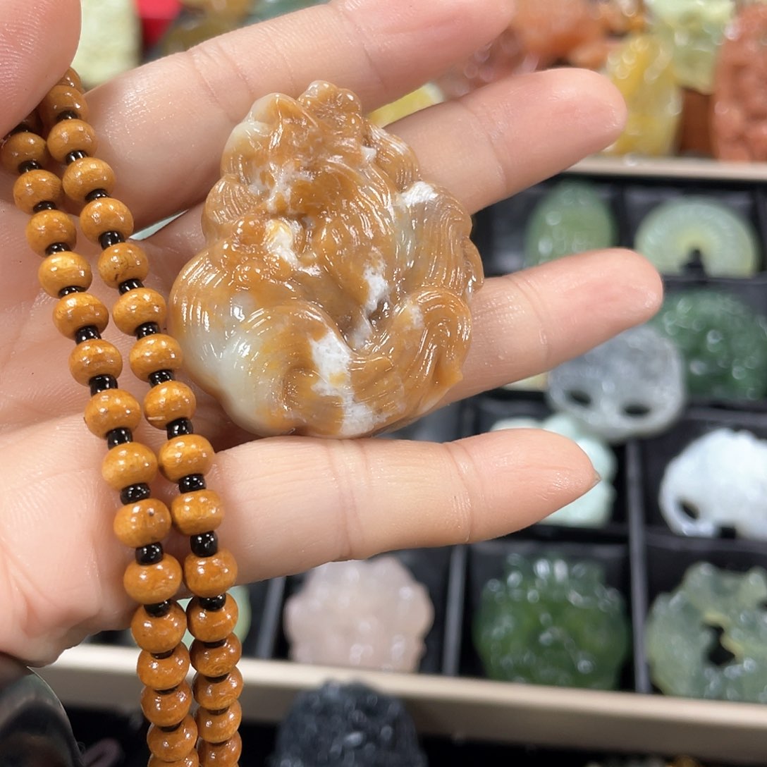 蛇纹石玉颈饰合金