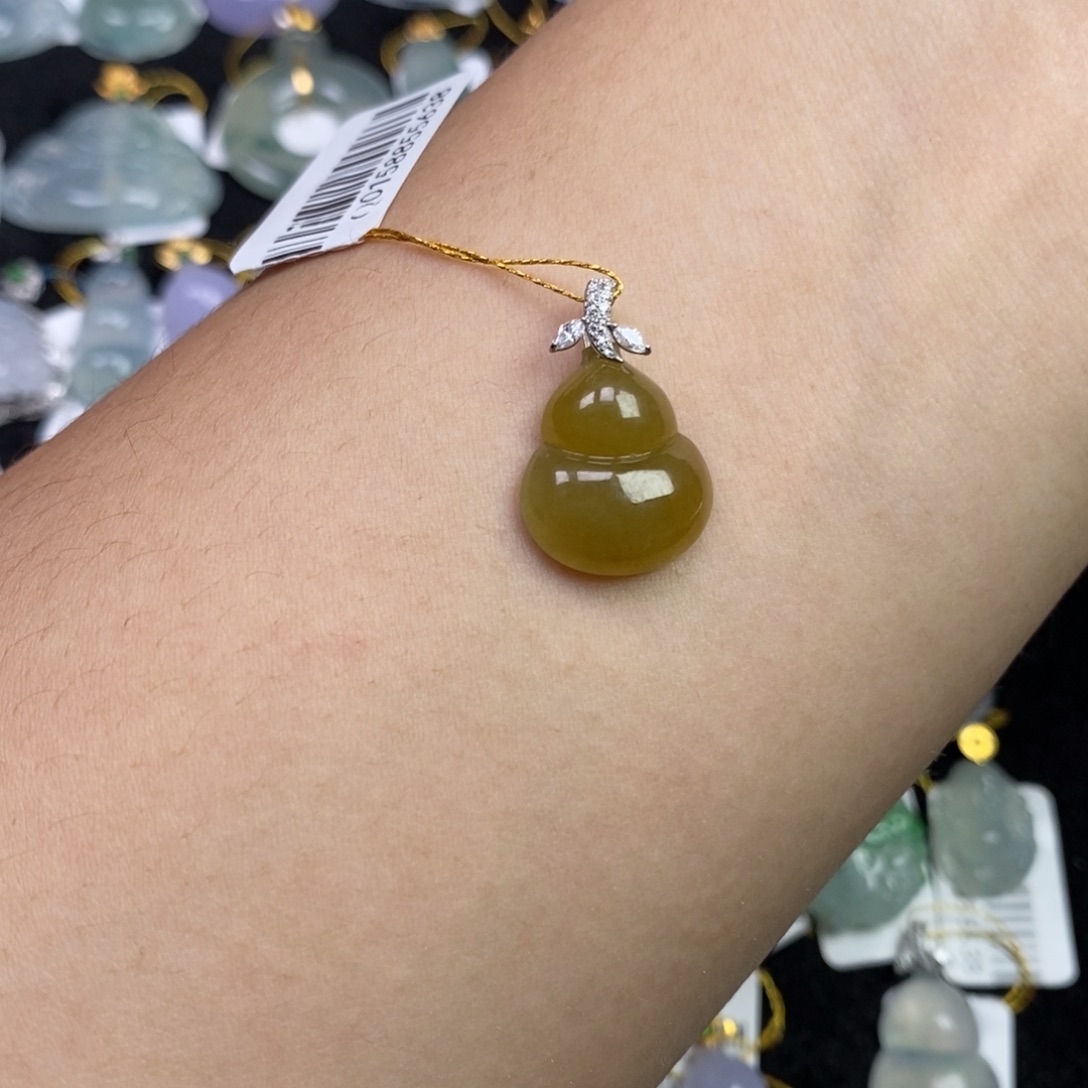 糯****翡翠18K金镶嵌颈饰葫芦