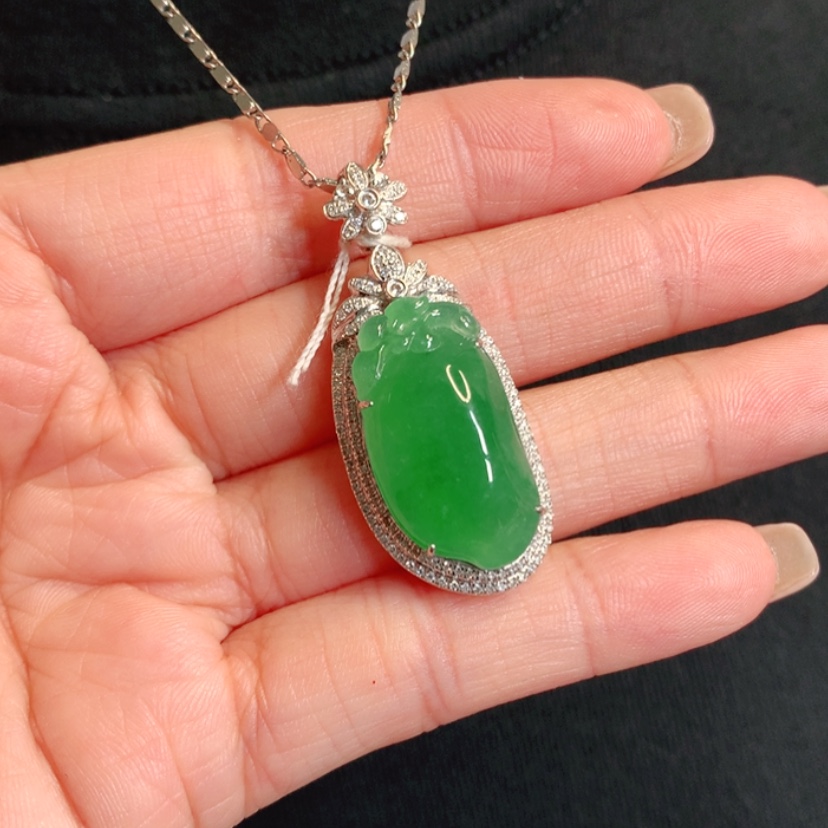 【闪购商品】颈饰18K金镶嵌翡翠福瓜