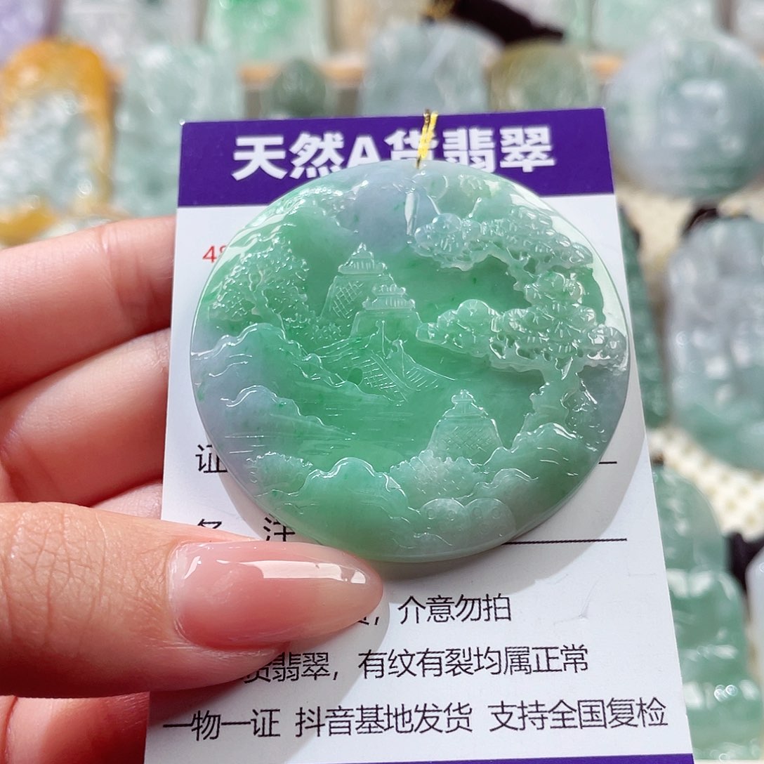 翡翠未镶嵌颈饰山水