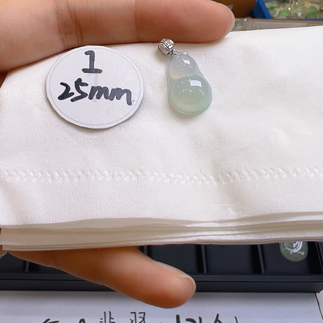 翡翠吊坠(不含链)18K金镶嵌我