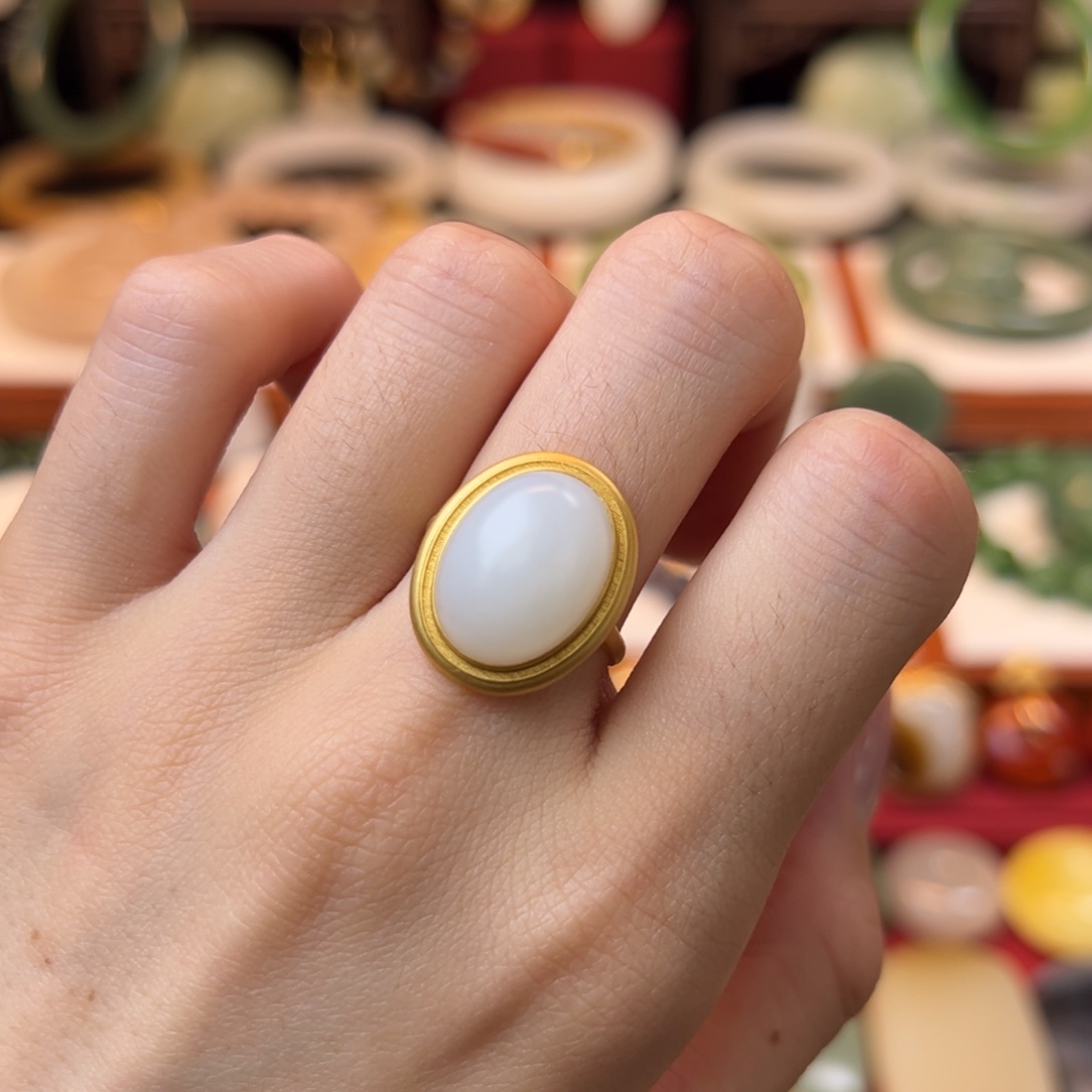 和田玉戒指18K金镶嵌