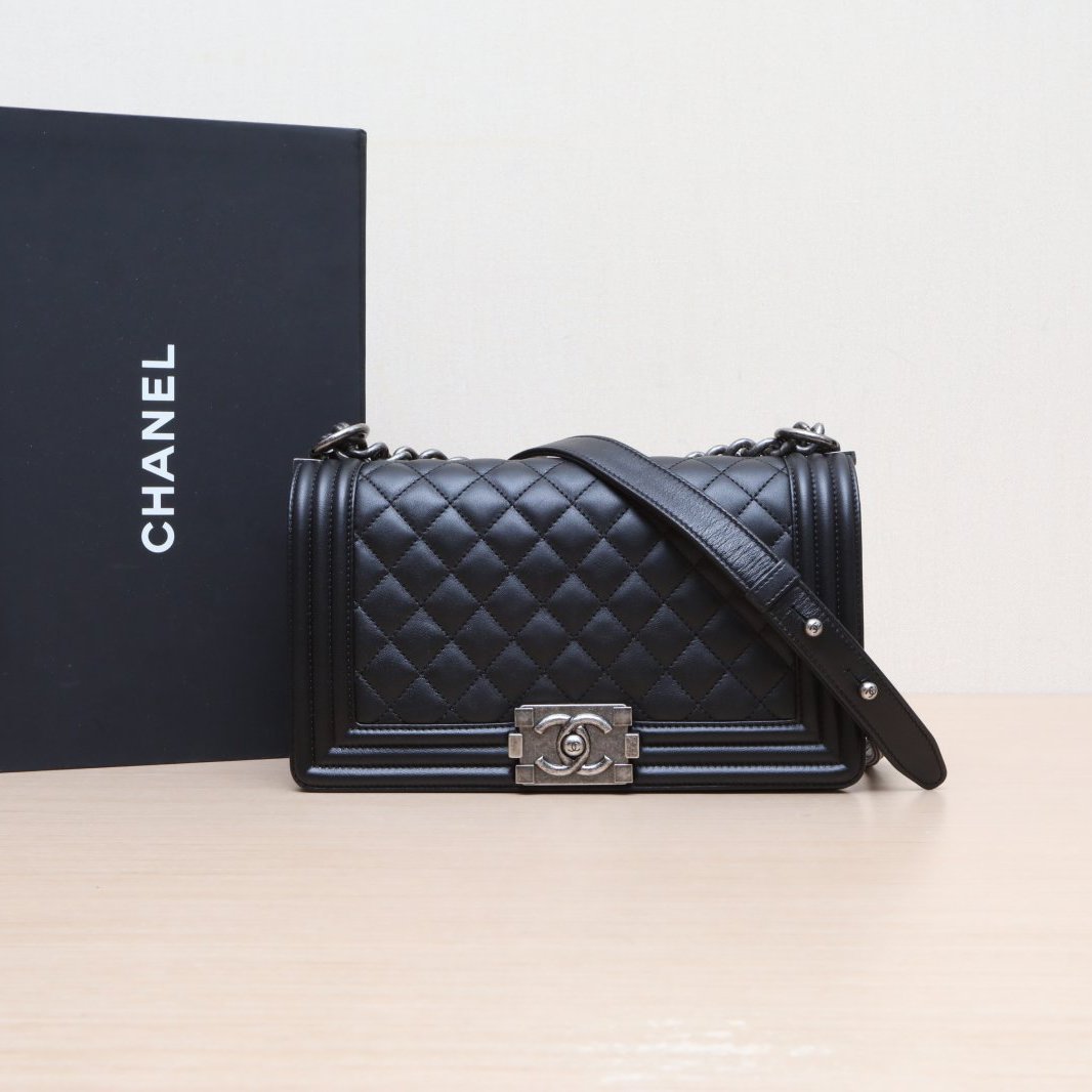 95新 Chanel/香奈儿 小花黑黑 Leboy 中号 黑色 皮革C 22开 银扣