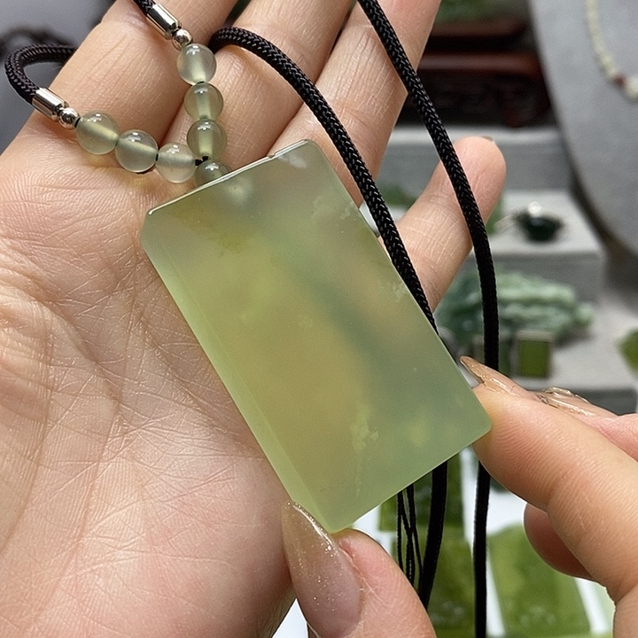 蛇纹石玉挂件未镶嵌