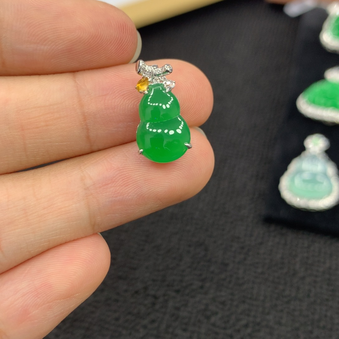 颈饰18K金镶嵌翡翠葫芦