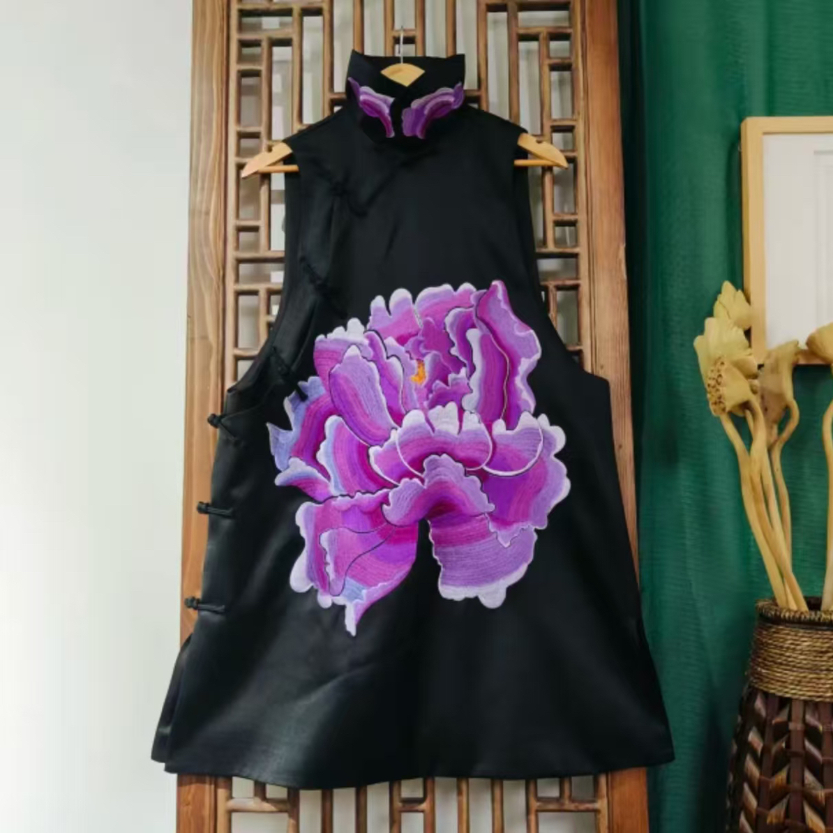 （LS753-5）凤徕兮定制黑色光板底紫牡丹刺绣花盆领中长盘扣马甲