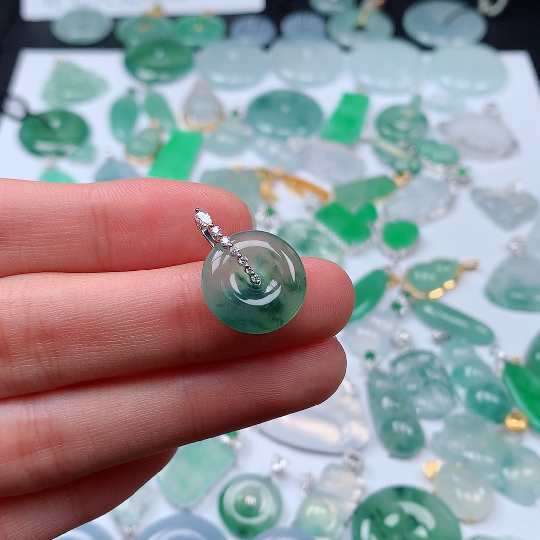 翡翠颈饰18K金镶嵌阳*咩天然翡翠