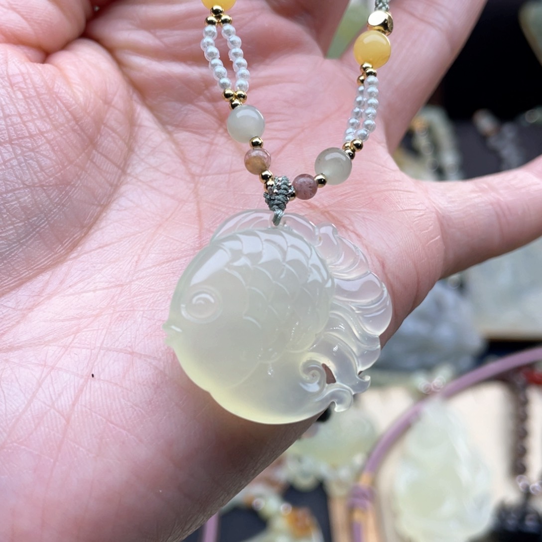 蛇纹石玉颈饰未镶嵌