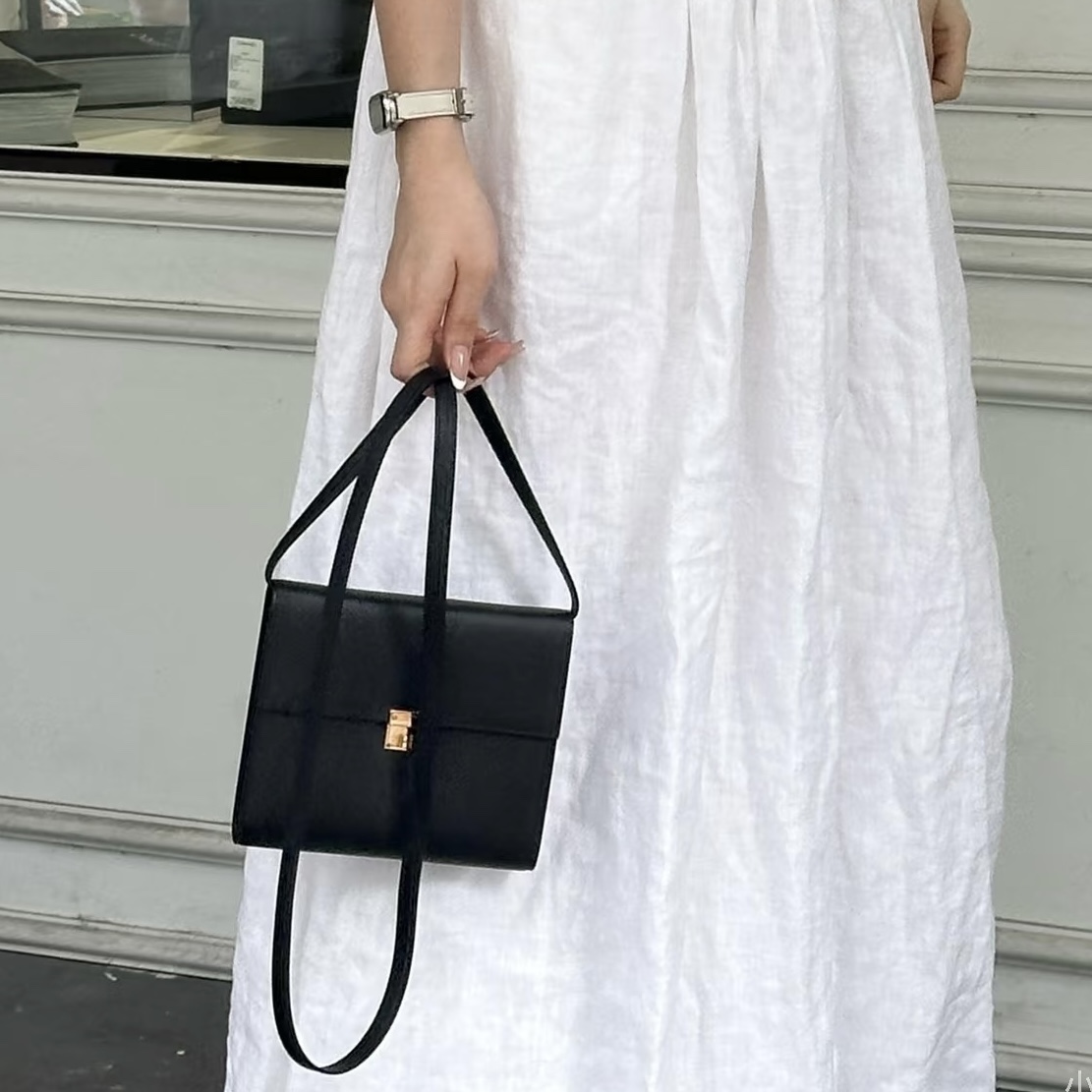 99新 Hermes/爱马仕 蔚蓝/黑金 Clic 山羊皮 斜挎包