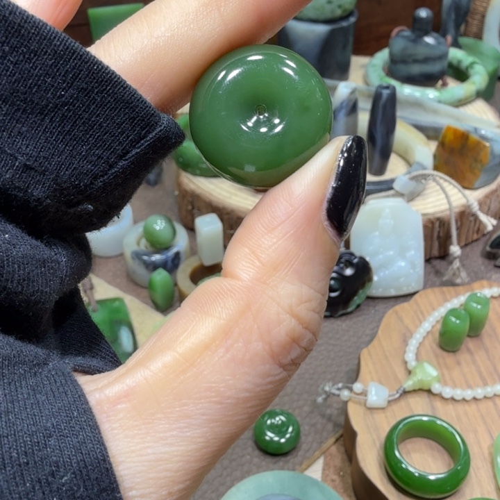 豌***崽和田玉（糖玉）未镶嵌颈饰和田玉碧玉