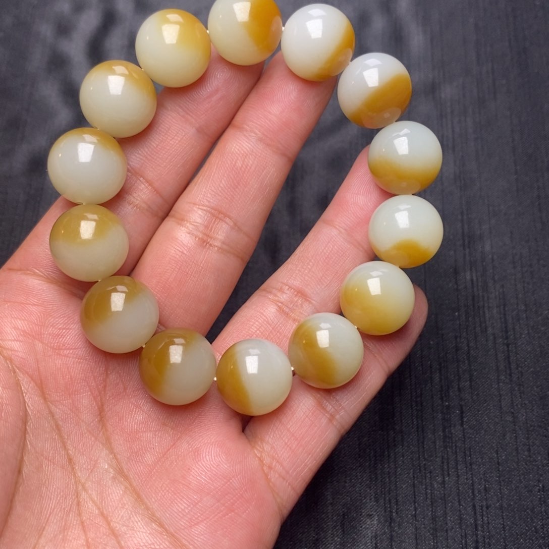 和田玉手串未镶嵌抱****兔