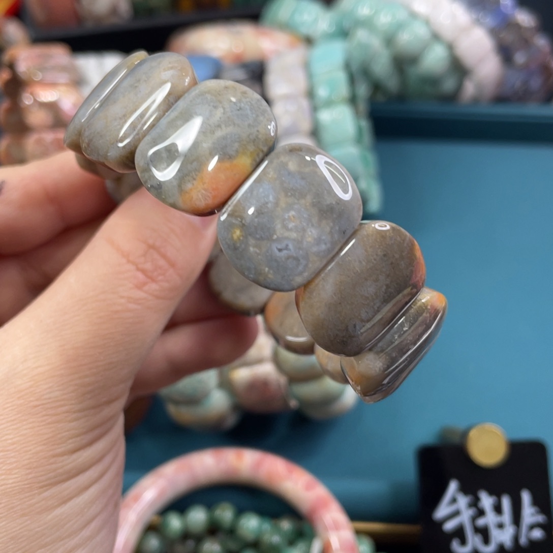 未镶嵌手镯硅化玉