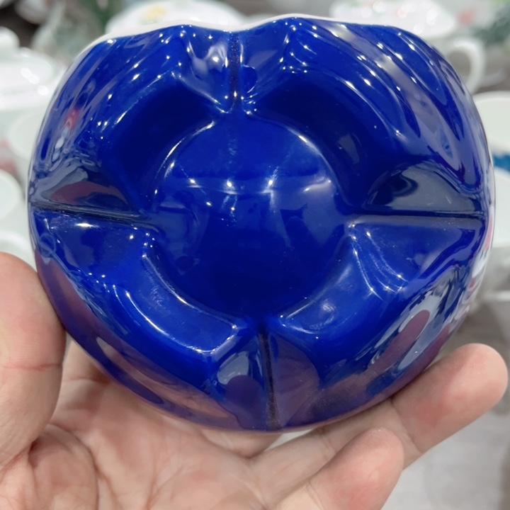 碟釉下五彩的瓷器和瓷器