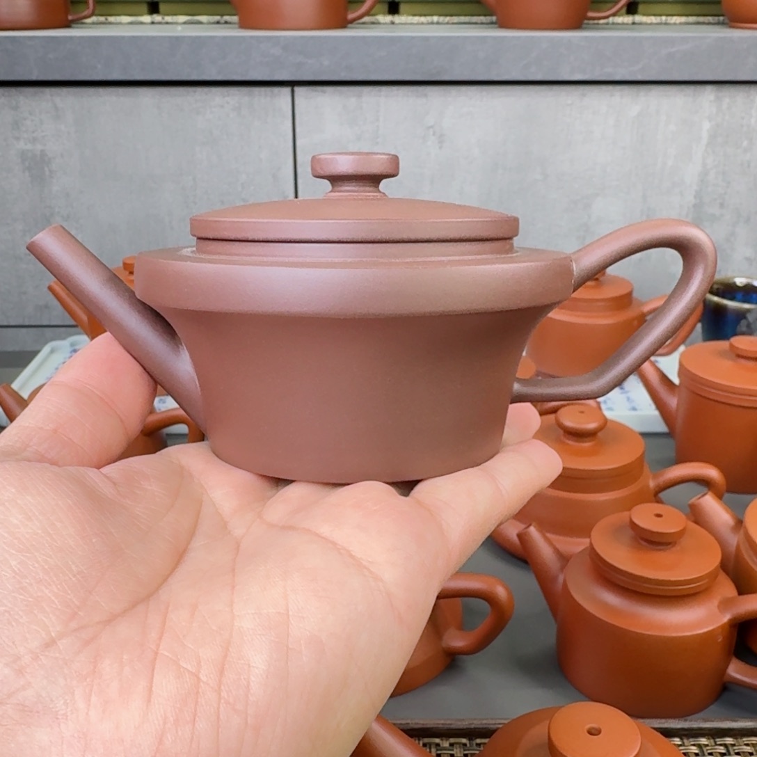 紫砂茶壶微瑕圆桌