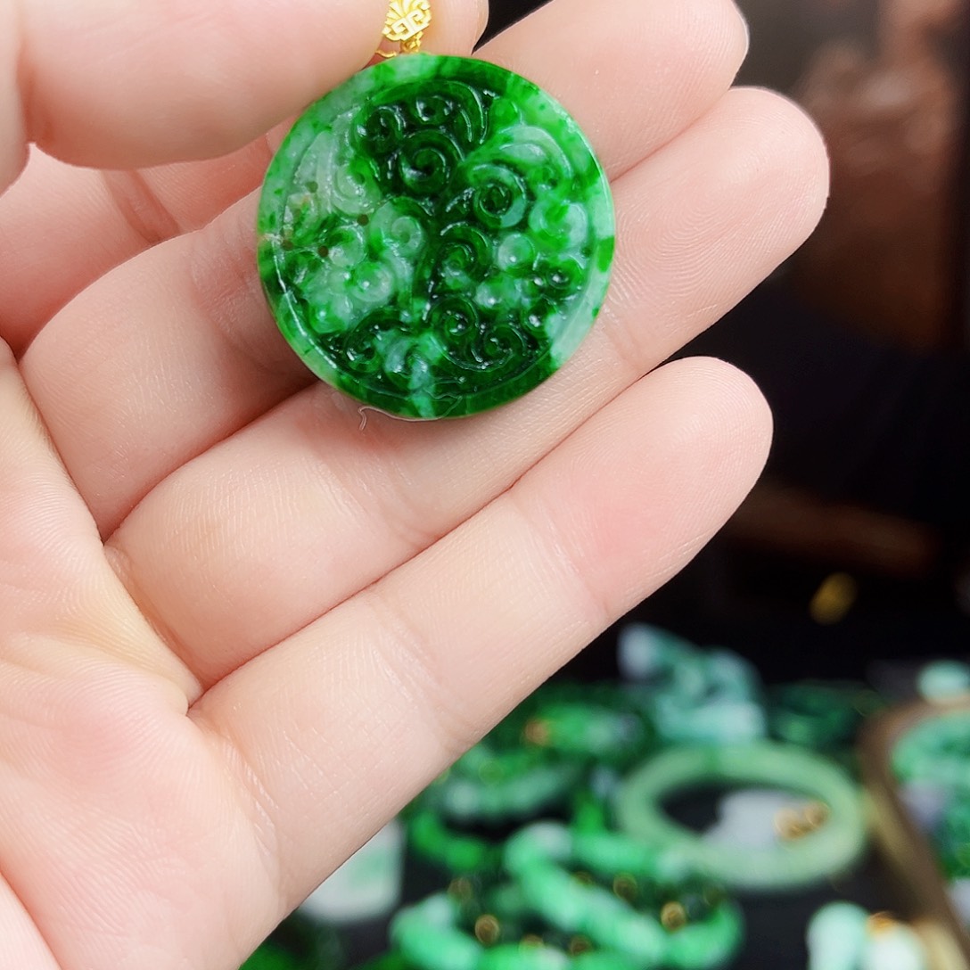 翡翠颈饰18K金镶嵌吊坠