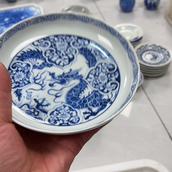 瓷片青花如意穿花龙大胡