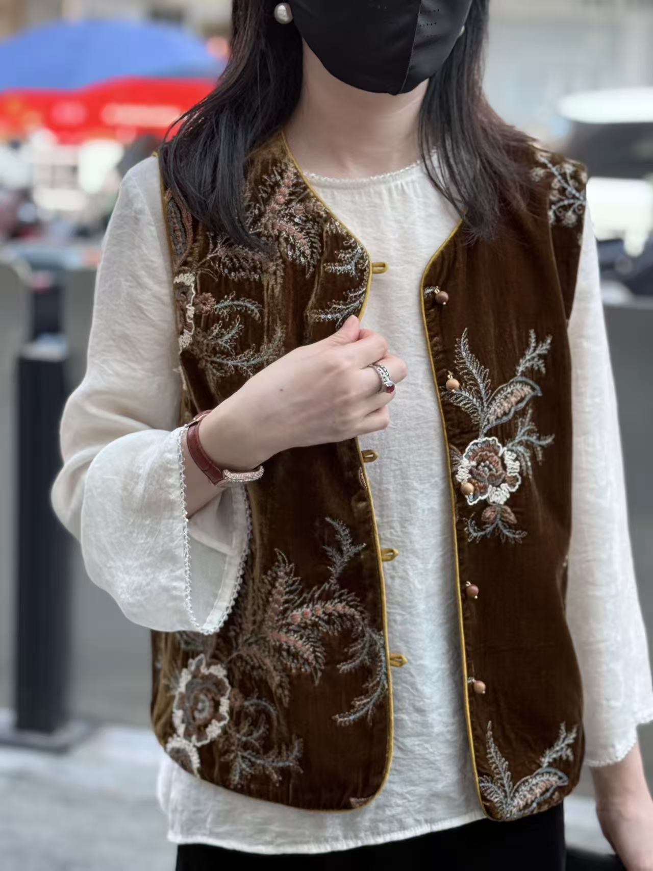 咖色丝绒刺绣马甲