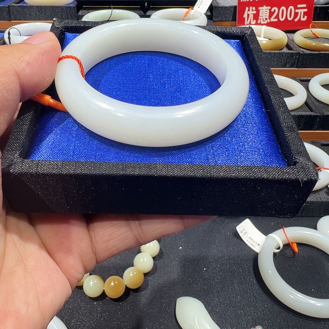 和田玉手镯未镶嵌